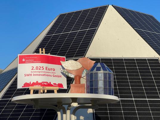 Gründerpreis Oderland-Spree vor dem Solar-Iglu