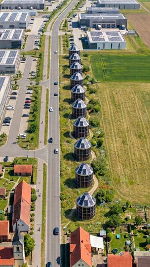 Solar-Iglus als Kette entlang eines Gewerbeparks