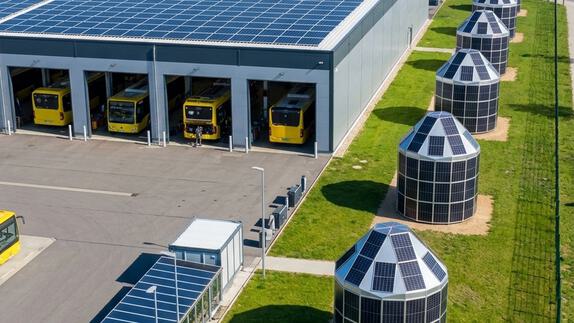 Solar-Iglu am E-Mobilitätsstandort Busdepot